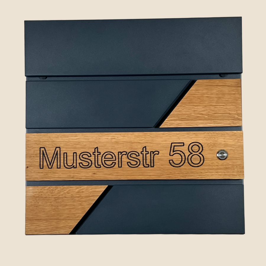 Briefkasten M4 in Frontansicht mit integrierter Klingel, natürlichem Eichenholz und stilvoller Gravur-Option